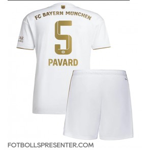 Bayern Munich Benjamin Pavard #5 Bortatröja Barn 2022-23 Kortärmad (+ korta byxor)